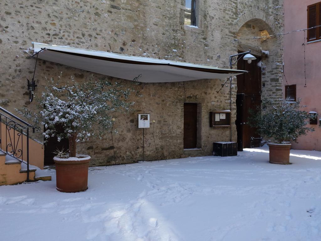 Torre Della Botonta Acomodação com café da manhã Castel Ritaldi Exterior foto