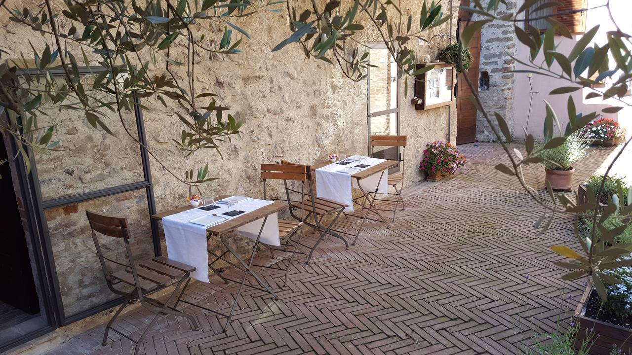 Torre Della Botonta Acomodação com café da manhã Castel Ritaldi Exterior foto